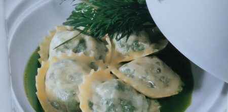 RAVIOLI DI RICOTTA E SPINACI AL SUGO DI PREZZEMOLO (RAVIOLIS DE REQUSÓN Y ESPINACAS CON SALSA DE PEREJIL)