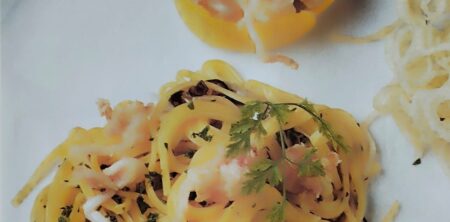 SPAGHETTI ALLA CHITARRA AI FRUTTI DI MARE CON CALAMARETTI FRITTI (ESPAGUETIS A LA GUITARRA CON MARISCO Y CALAMARES FRITOS)